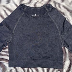 grey long sleeved workout crop top